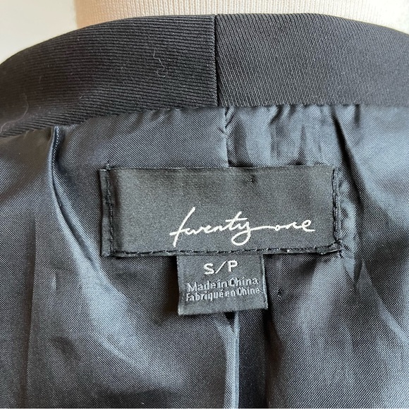 Women’s Tuxedo Jacket - Picture 6 of 7